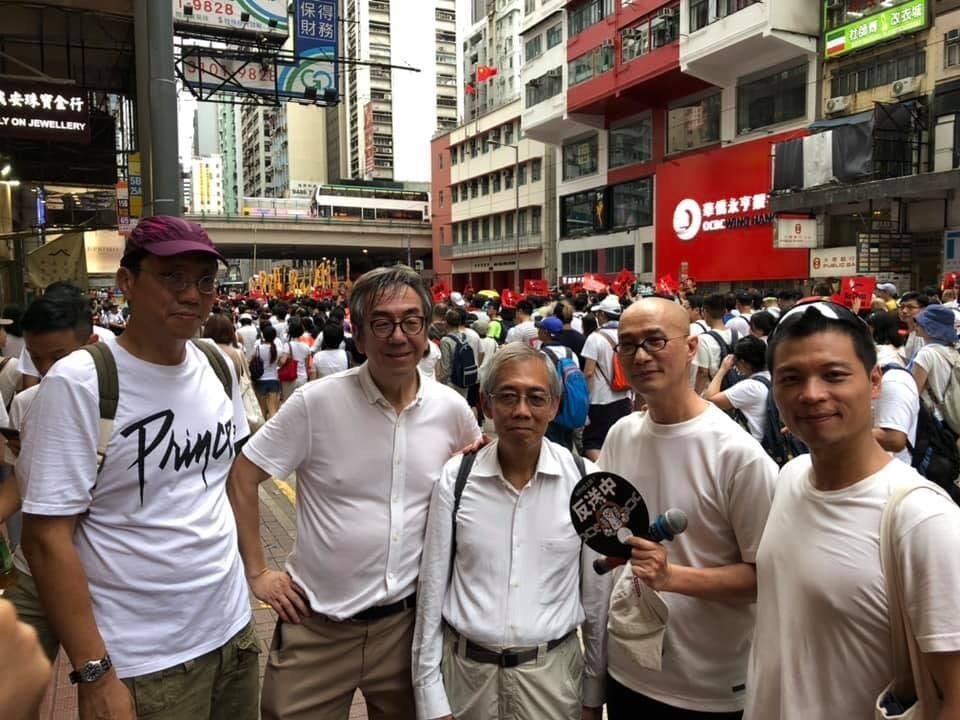 作者（左三）參與6月9日「反送中」遊行。（呂秉權Facebook）