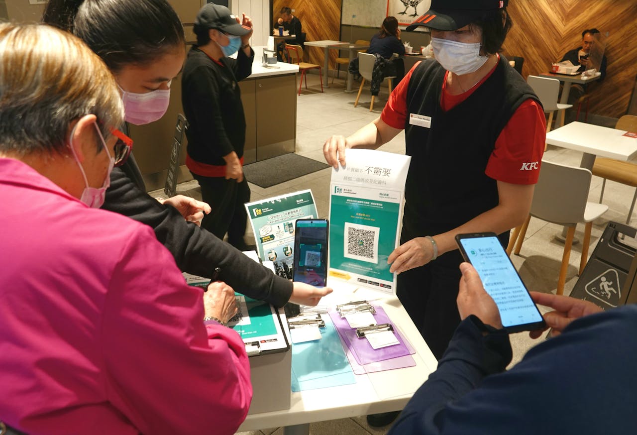 政府放寬社交距離措施，希望成為吸引市民應用「安心出行」程式和接種疫苗的誘因。（亞新社）
