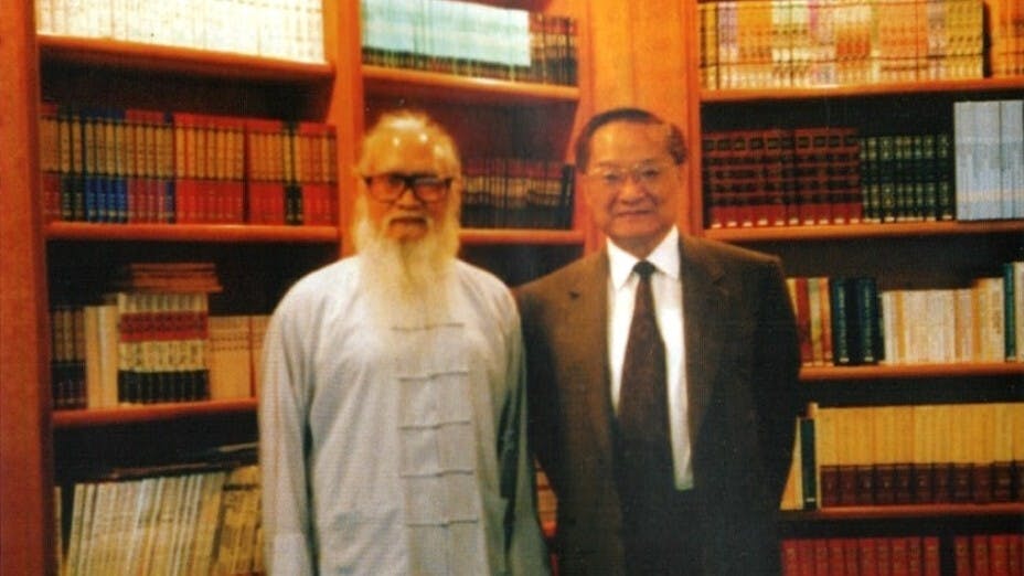 朱鶴亭與著名作家金庸合影。（檔案照片）