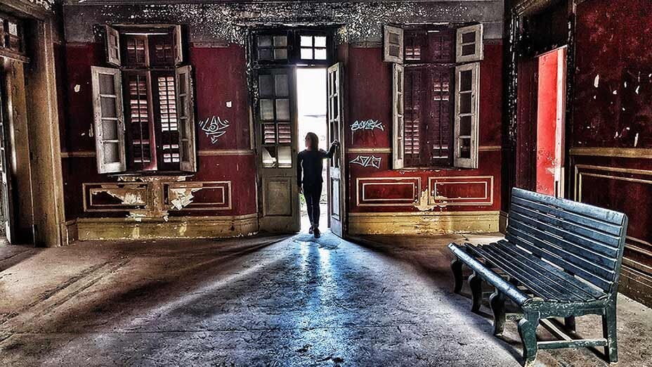 Dinah 探索廢棄的英式大宅 Dinah Explores Abandoned English-style Mansion