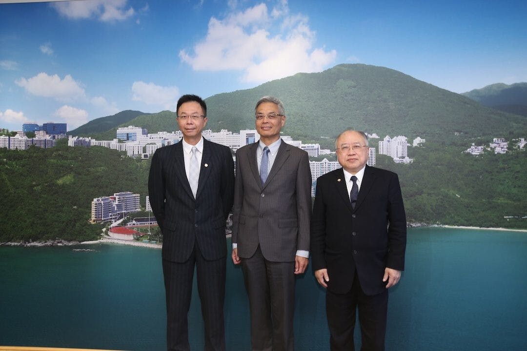 （右起）校董會主席廖長城先生、史維教授及校董會副主席兼遴選委員會主席查逸超教授於記者會上合照。