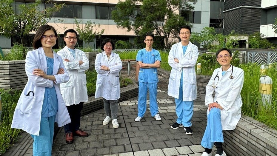 研究團隊成員包括中大醫學院內科及藥物治療學系名譽臨床副教授周啟明醫生（右一）及雷頌恩醫生（左一）、名譽臨床助理教授陳俊球醫生（右二）及李俊文醫生（右三）、研究助理張笑琼女士（左三）及微生物學系名譽臨床助理教授施健豪醫生（左二）。（中大提供圖片）