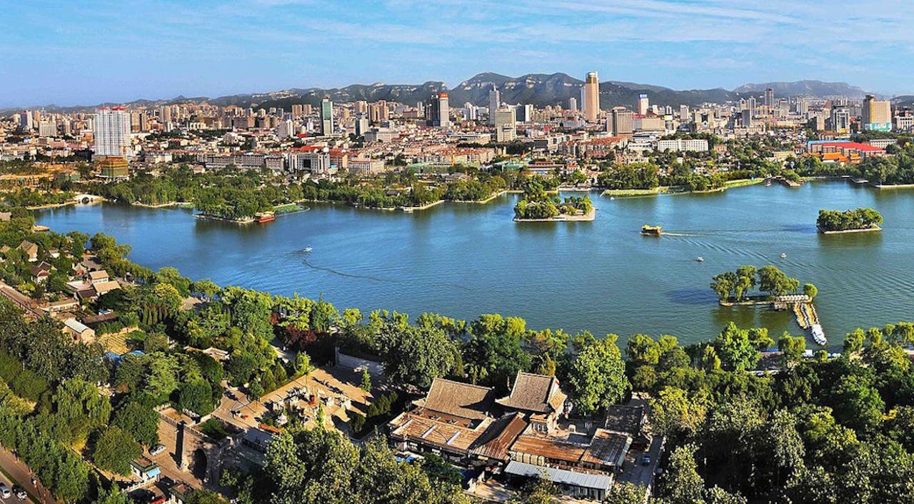 大明湖是濟南市區護城河匯集形成的淡水湖，其內有北極閣，鐵公祠等景點。（Wikipedia Commons）