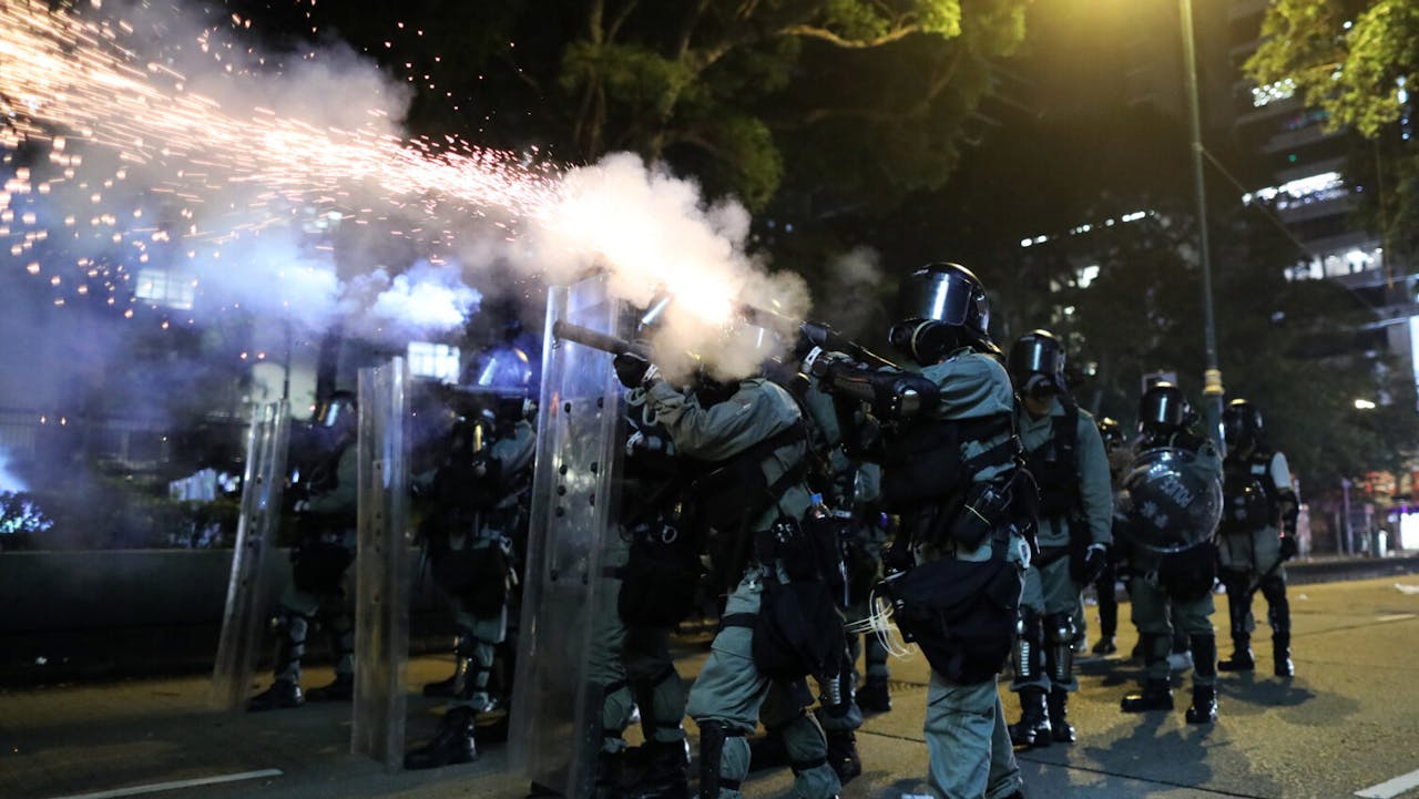 現在只靠警察應付來自四方八面的抗爭行動，社會是不可能恢復秩序的。（亞新社）