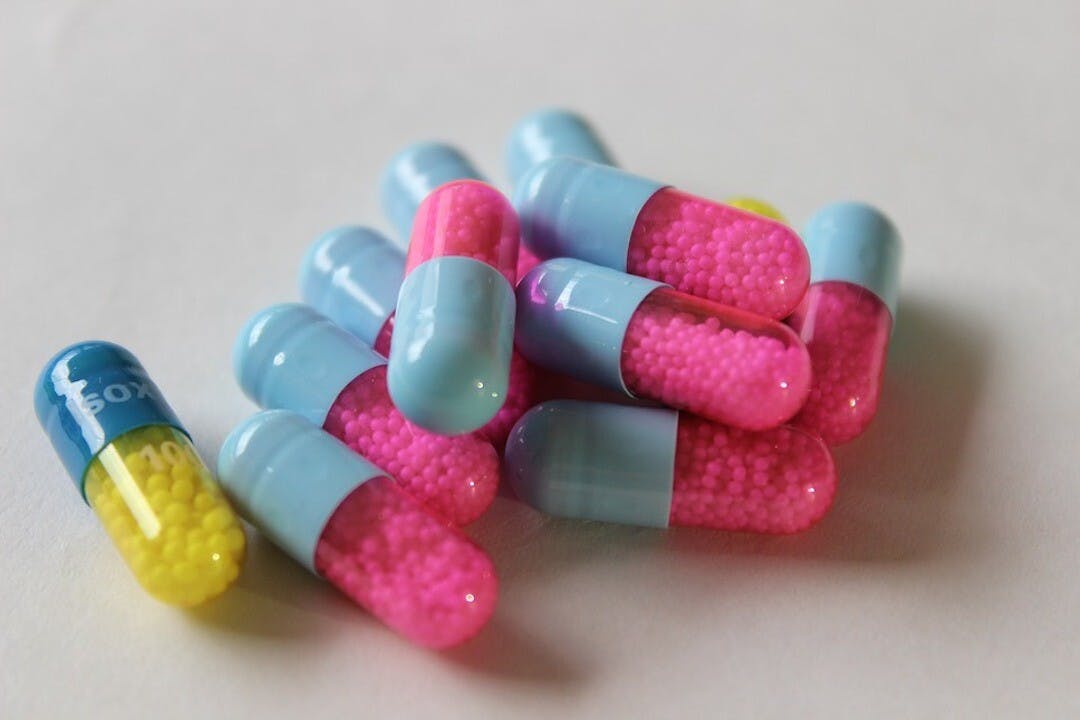 服用藥物屬於對抗療法的一種，可以快速治病，但會帶來副作用。（Pixabay）