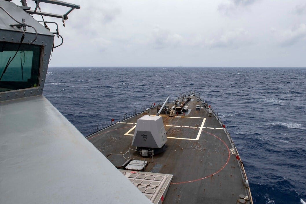美國阿利伯克級導彈驅逐艦馬斯廷（USS Mustin）號駛入中國西沙領海，遭中國海空軍監控驅離。（美國太平洋艦隊網站圖片）
