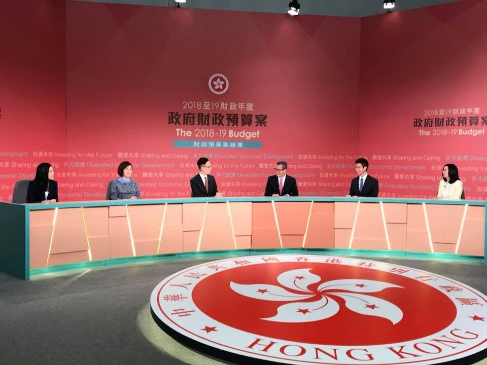 財政司司長陳茂波出席香港電台英文台《財政預算案》節目，回應市民提問。（財政預算案網頁）
