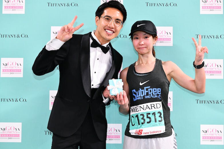 名古屋女子馬拉松禮服男呂偉強在終點為女跑手送上Tiffany完賽紀念品。（作者提供）