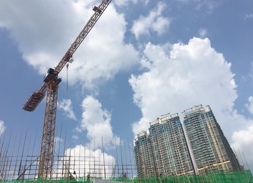 首置盤是資助置業，若徵用重建項目，政府應先以市價收購，再按既定機制自行分配，不應因利乘便假手於人。（亞新社）