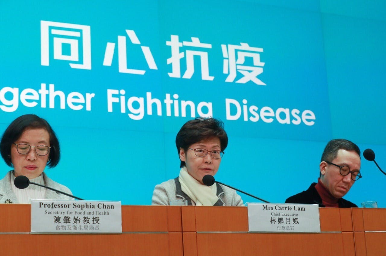 政府委任梁卓偉教授等專家為顧問，明顯要以專業權威為政府分擔風險。（亞新社）