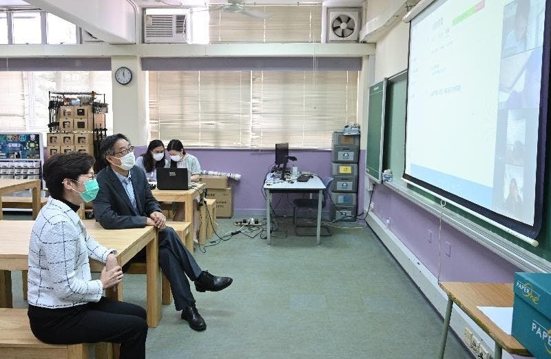 林鄭月娥到訪中學，了解該校師生在停課期間透過電子學習的情況。（政府新聞處）