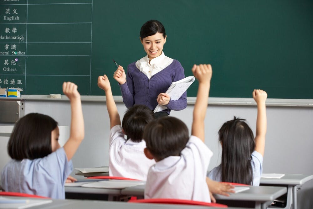 社會和家長，把子女付託給學校和教師，就期望孩子在教師楷模的影響下生活和學習。（Shutterstock）