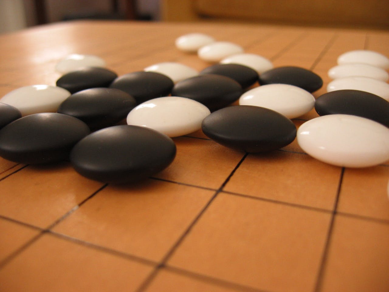 世界圍棋冠軍柯潔三連敗於谷歌公司研發的人工智能圍棋程序AlphaGo。（wikimedia commons）