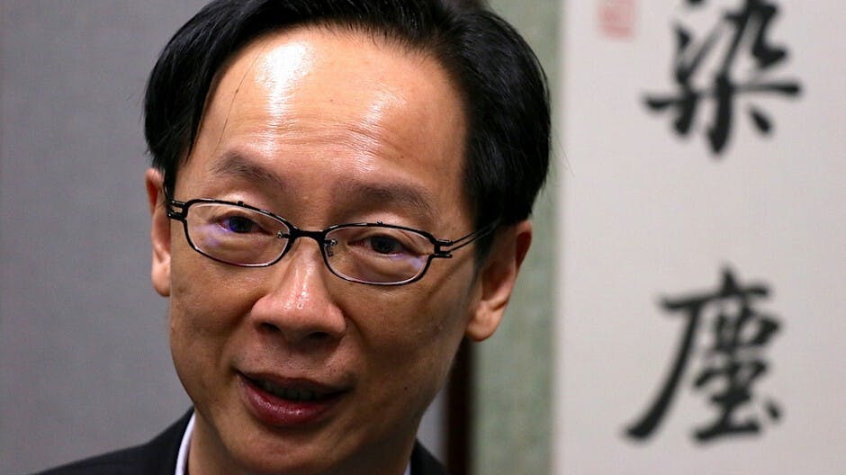 隨着滬港通政策出台，香港股市與內地股市的關係將愈發緊密。