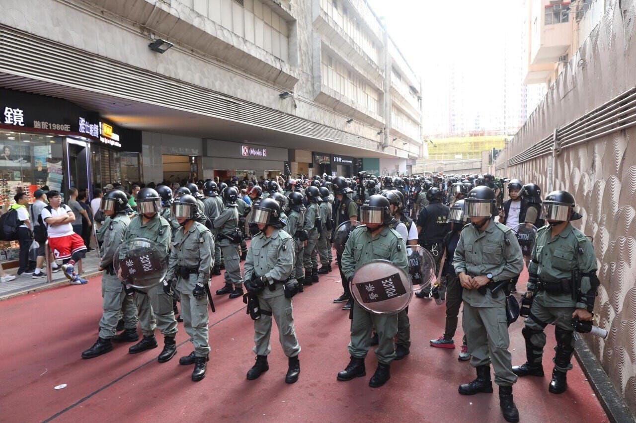 希望區議員在對話會提出不少街坊極度關注的警暴和濫捕問題。（亞新社）