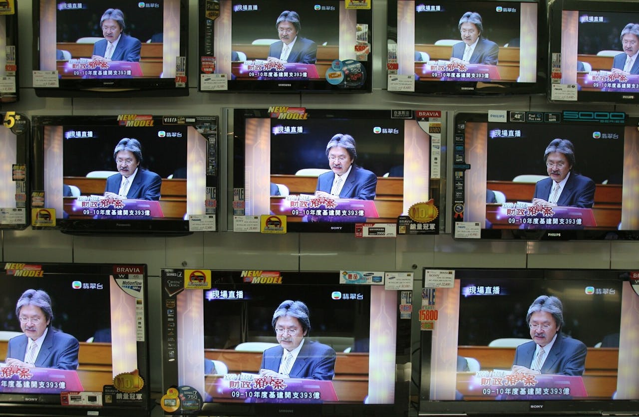 有些家長還是覺得孩子從小就關心社會，每天看少許電視新聞養成習慣，但以筆者歷年電台電視記者主播和教育經驗，會跟大家說「不」。（亞新社）