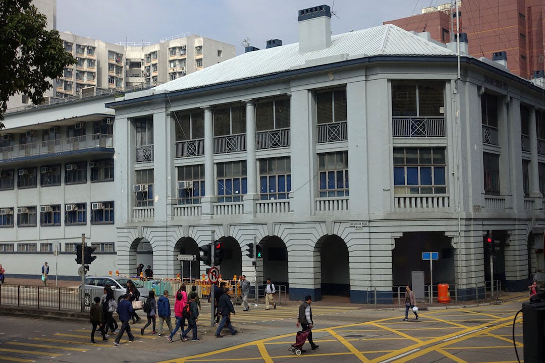 深水埗警署最初建於海旁，今天海岸線已伸延至很遠了。