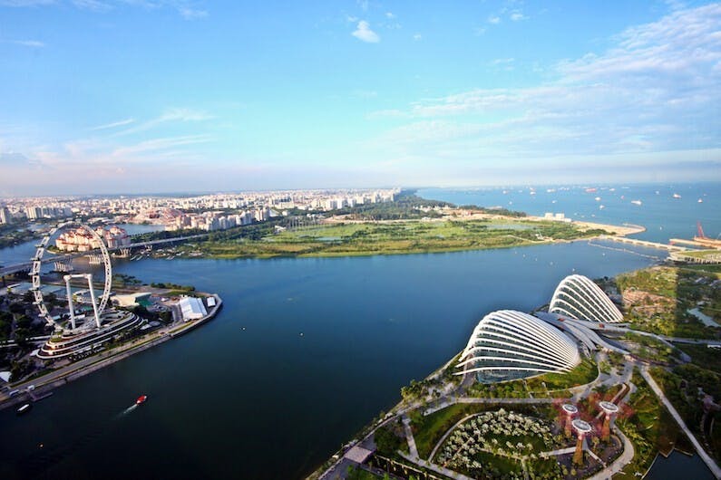 新加坡近年發展迅速，成為全球競爭力最強的國家之一。新加坡記者陳加昌撰寫的《超越島國思維》一書，講述李光耀的建國路。（Shutterstock）