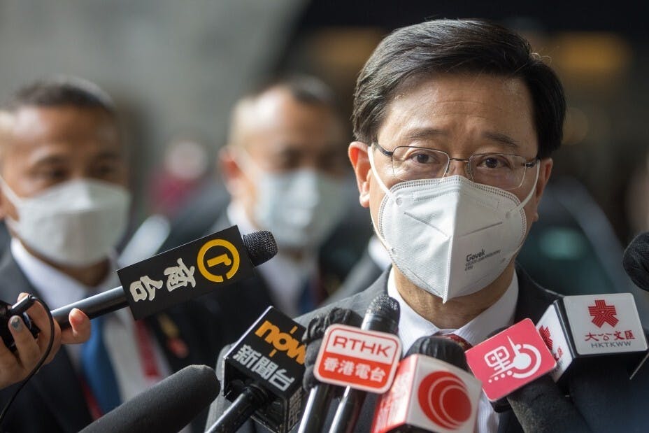 今屆政府以「搶人才」為施政目標之一，圖為行政長官李家超。（亞新社）