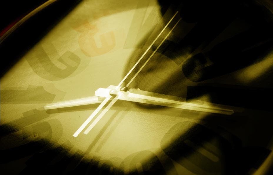 一隻新組裝好的時鐘放在兩隻舊鐘當中，兩隻舊鐘都在「滴答」、「滴答」一分一秒地走着。（作者提供）