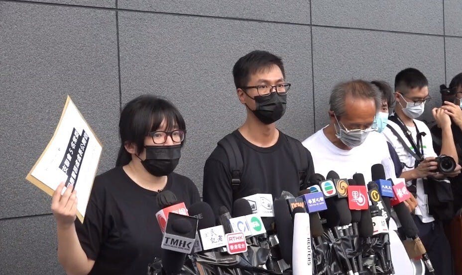 鄒幸彤（左一）等支聯會常委到警總遞信，拒絕警方國安署要求提供資料。其中一名常委徐漢光（左三）以個人名義提出司法覆核。（支聯會Facebook視頻截圖）