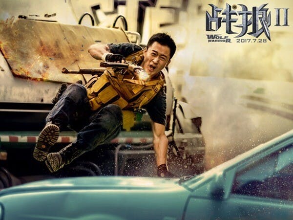 最近放映的《戰狼2》，被稱為「愛國主義主旋律電影」。以紅色退伍軍人在非洲指揮撤僑的話題，宣揚「大國崛起」和話語。（《戰狼2》電影海報）