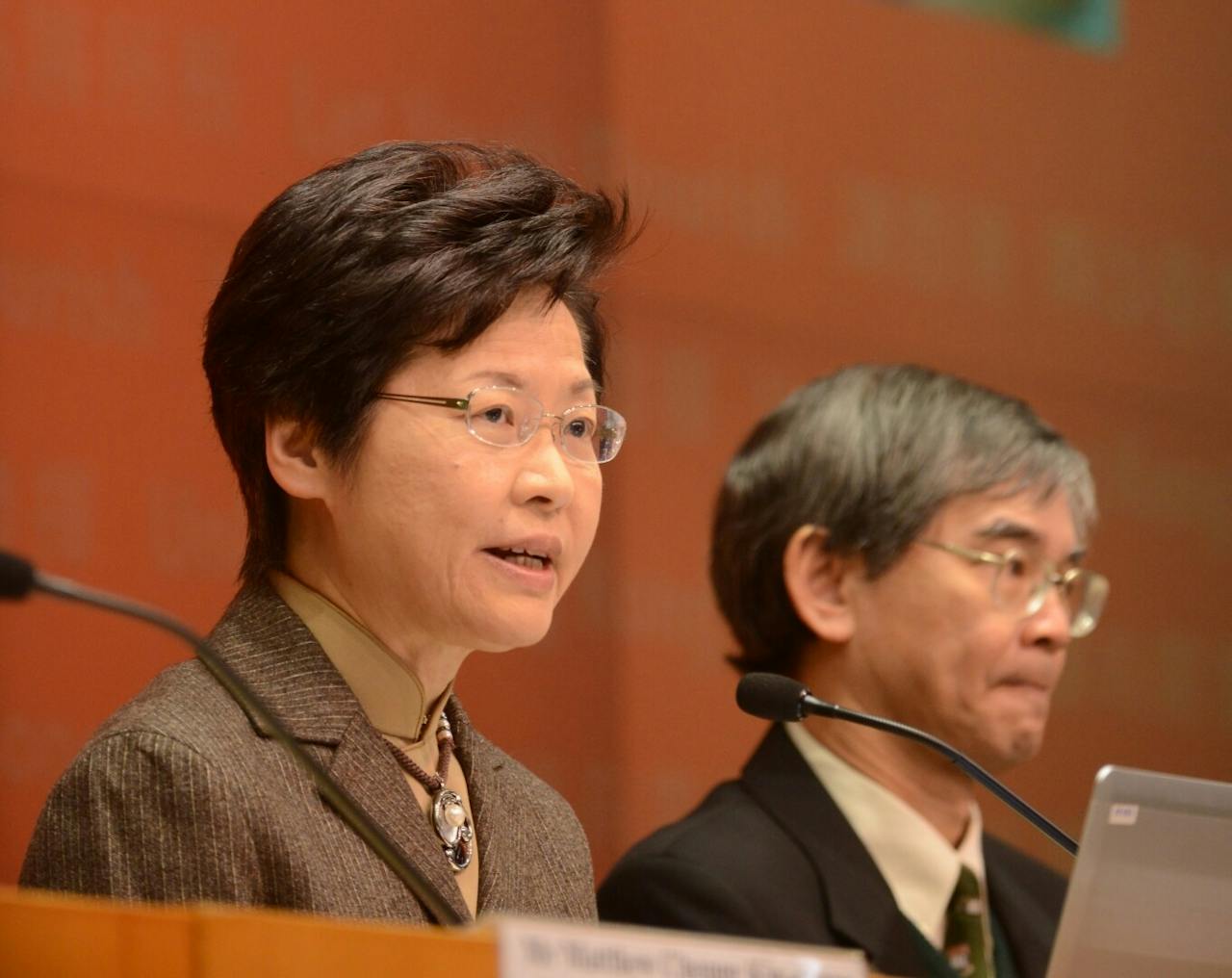 羅致光（右）這樣背景的人，說勞工政策過於偏重勞工，便不令人奇怪了。（亞新社）