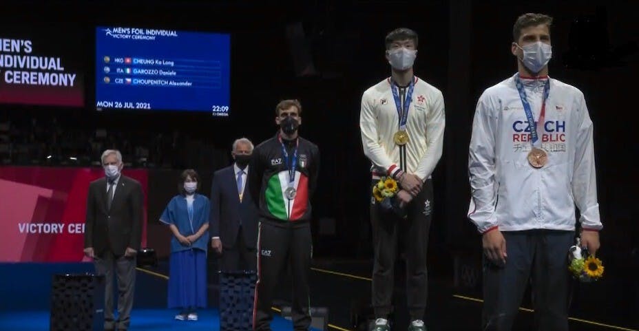 張家朗（右二）站在頒獎台上，接受奧運男子花劍項目冠軍金牌，他的對手意大利的加路素得銀牌，銅牌得主是捷克選手。（無綫新聞截圖）