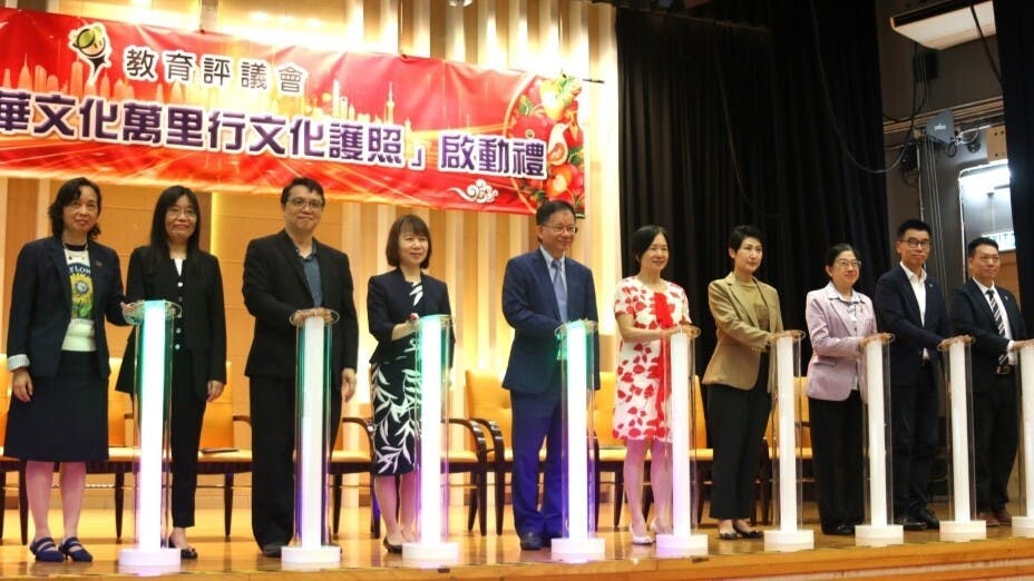 （左三起）蔡世鴻、陳慕顏、何漢權等與各先導學校校長在「中華文化萬里行文化護照」啟動禮上。