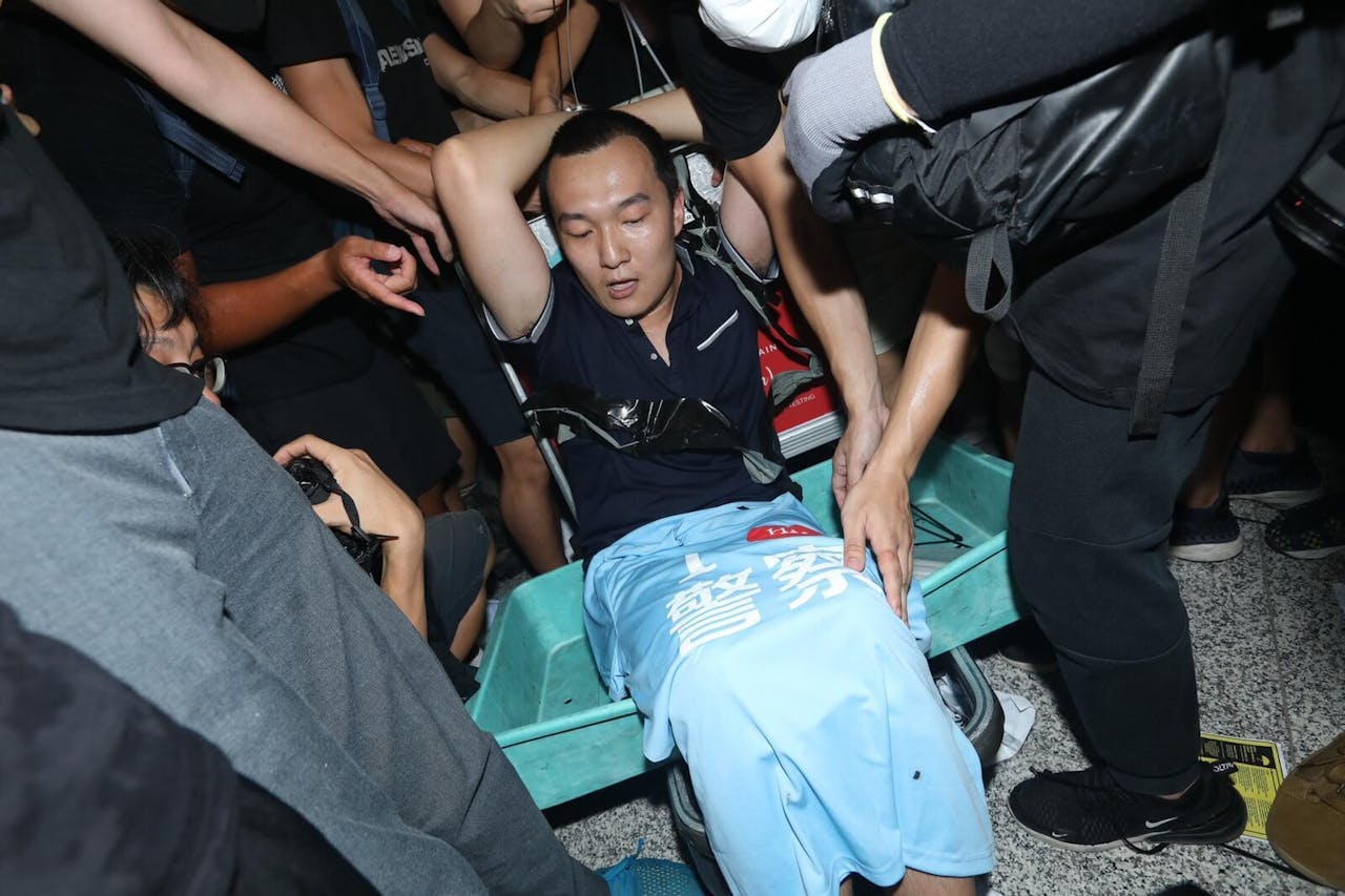 示威者綁起一名內地人士。