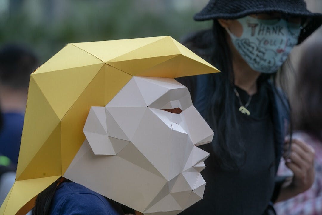 中國現在首先出手開出制裁名單，不批准美軍艦到香港及制裁美國NGO，今次特朗普有排頭痕。（亞新社）