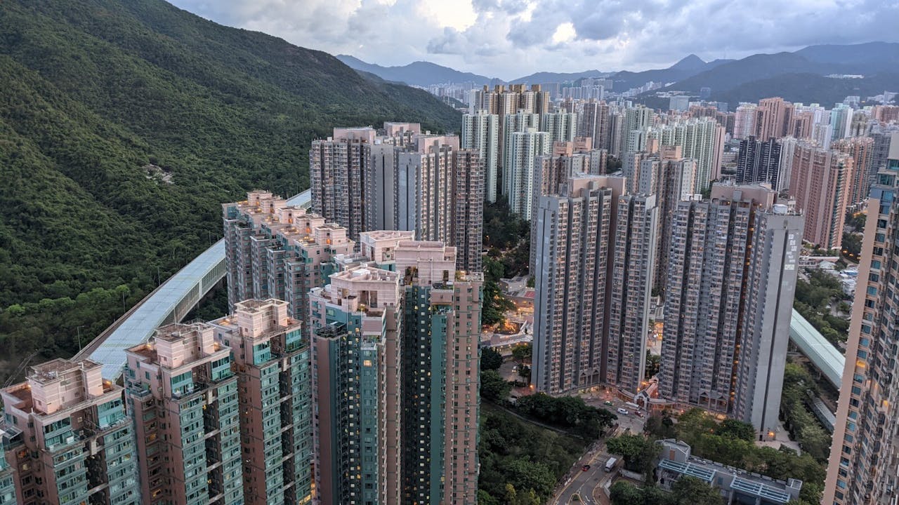金管局自2009年推出逆周期措施以來，首次放寬住宅物業按揭措施。（亞新社）