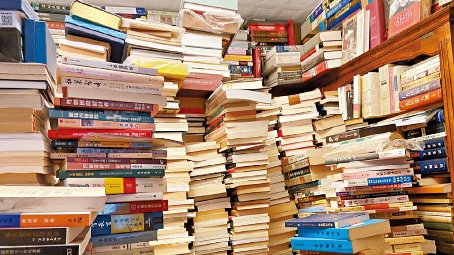 筆者住處大廳堆滿書，宛如一座座書山。