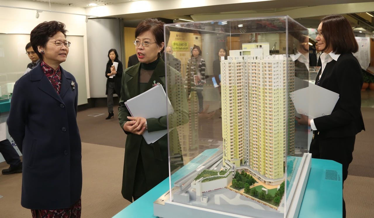 香港未來的發展，取決於怎樣協助中下層的新移民，林鄭置業主導的主張，是否破壞發展？（亞新社）