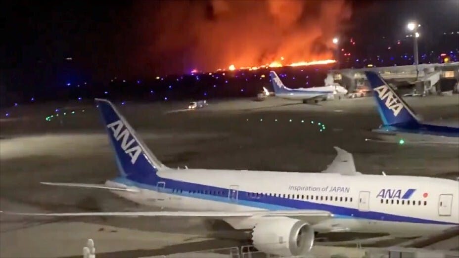 日航空中巴士客機與日本海上保安廳定翼機在東京羽田機場相撞，大火照亮夜空。（亞新社）