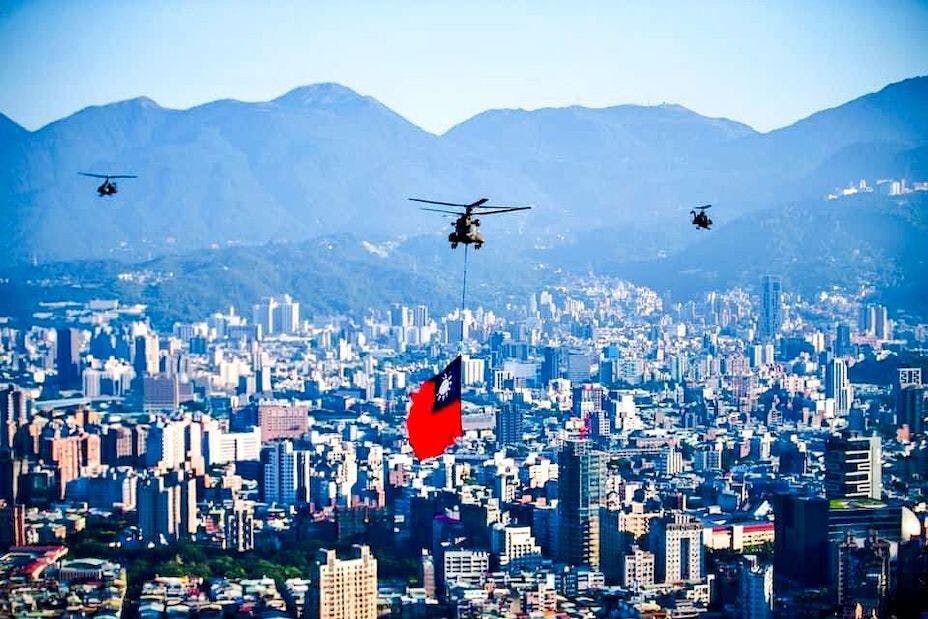 台灣10月10日舉行雙十慶典，軍方直升機飛過台北上空，展現巨幅青天白日滿地紅旗，國民黨則批評蔡英文政府刻意淡化「中華民國」。（台灣軍聞社）