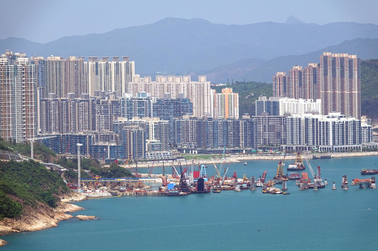 本港經濟及很多因素在之前樓價破頂期間有着明顯改變，不變的是供應更少或毫無改善，而全球央行量寬的規模更遠多於以往。（亞新社）