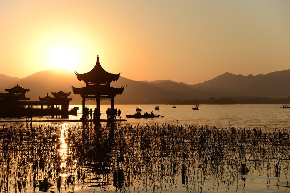 何日登上高樓，且看大地沉浮，夕陽瞬間已逝，為什麼糾纏不休？（Shutterstock）