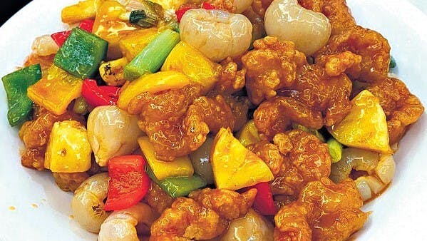 今天和大家分享的菜餚是荔枝菠蘿咕嚕蝦球。（作者供圖）