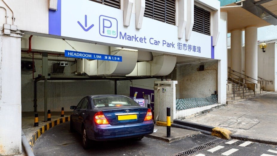 9月的世紀黑雨中，有商場地庫停車場成為重災區。（Shutterstock）