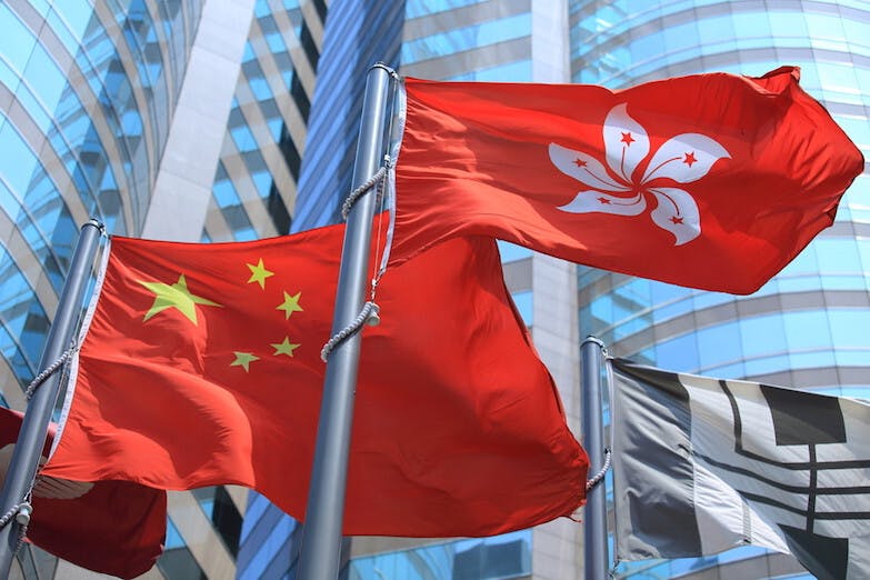 探討一國兩制爭議時，不妨從「採納兩制各自的利，強調合作互補」出發，這才可以顯出優勢。（Shutterstock）