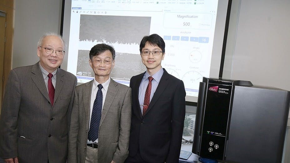（左起）城大署理校長陳志豪教授、材料科學及工程學系講座教授、高時空分辨電子顯微中心主任及深圳福田研究院院長陳福榮教授、TRACE研究員薜又峻博士。