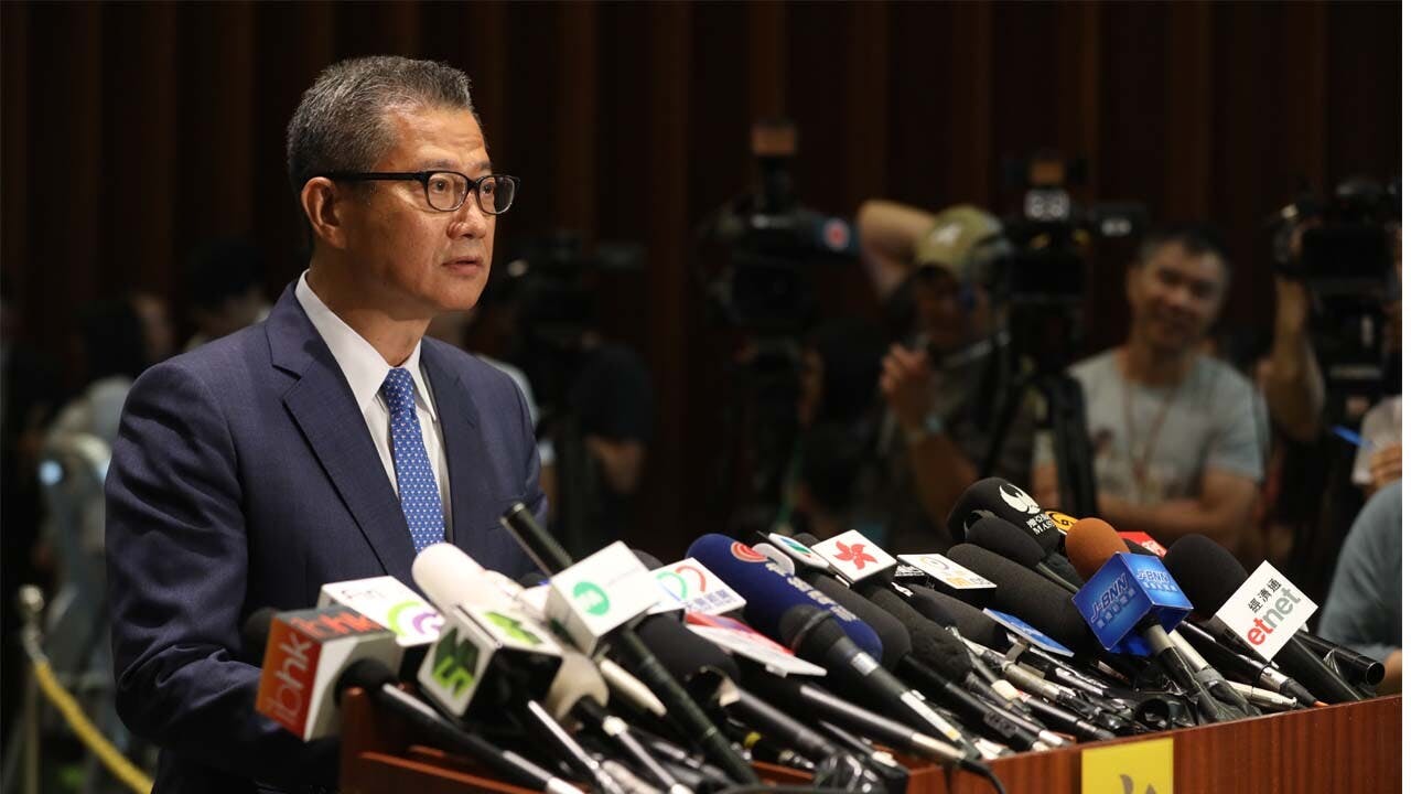 陳茂波作為非政務官出身的財政司司長，至少應說服林鄭擺脫殖民地財政哲學與政策。（亞新社）