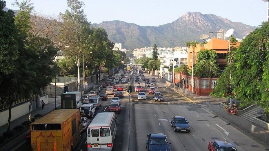 九龍塘一段窩打老道。（Wikimedia Commons）