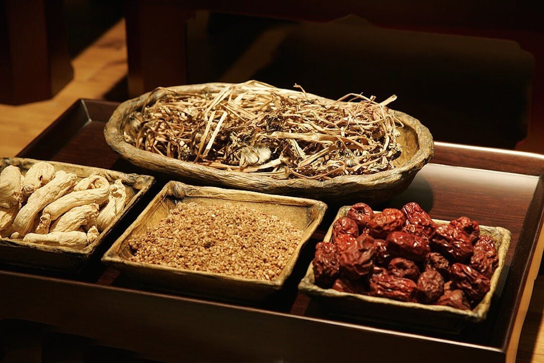 傳統的藥店裏有各種中藥，大部分都是植物的部分，如根、葉、花、果等。（Pixabay）