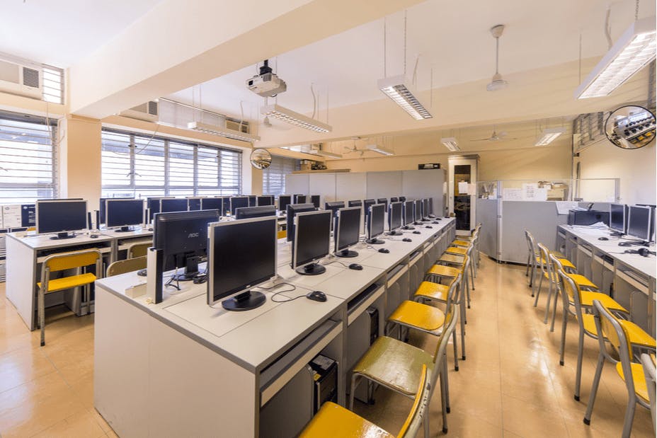 眼前縮班的一個原因，就是跟大批港人移離香港有關。（Shutterstock）