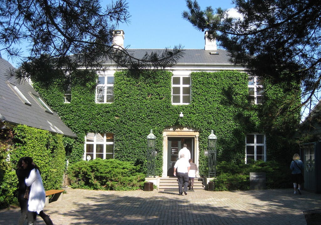 丹麥路易斯安那現代藝術館（Louisiana Museum of Modern Art）設計與自然共融一體，館內收藏有自二戰開始至今的多種現代藝術作品和當代藝術作品。（Wikipedia Commons）