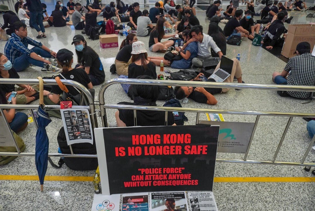 香港政府就算對外做推廣，所能夠起到的作用亦很有限，倒不如趁機鼓勵香港市民留港消費，從而希望將失業率降一些。（亞新社）