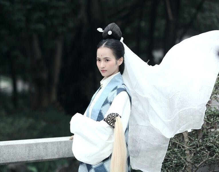 妙玉最喜歡范成大的兩句詩：「縱有千年鐵門檻，終須一個土饅頭」。（電視劇《紅樓夢》劇照）