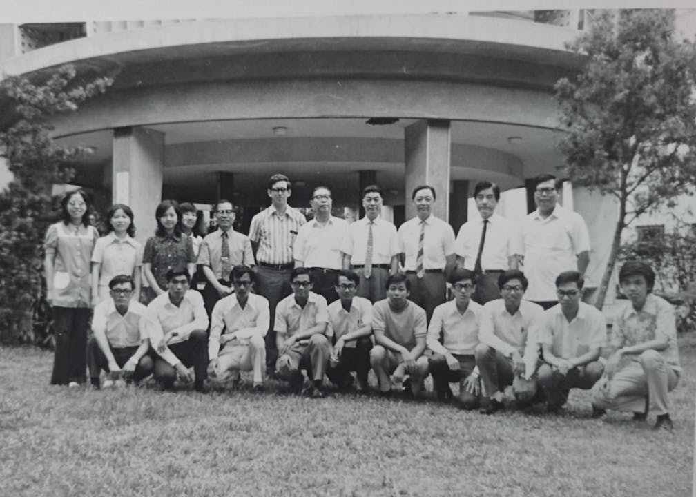 1971年大學二年級合照，後排右起依次為蘇慶彬、羅夢冊、孫國棟、嚴耕望、牟潤孫、衞文熙、全漢昇諸位教授，前排左三為灼見名家專欄作者陳萬雄博士，右四為本文作者。